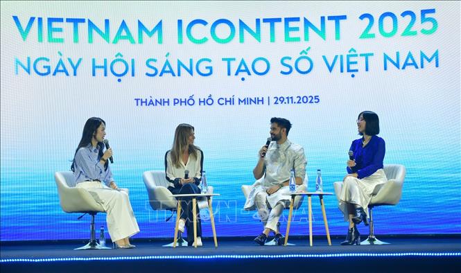 Tọa đàm giữa những người nổi tiếng, người sáng tạo nội dung số tại sự kiện. Ảnh: Thu Hương - TTXVN