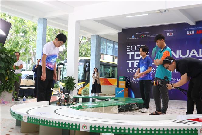 Các đội tham gia sân chơi thi đấu Robotics trong khuôn khổ Ngày hội Công nghệ số năm 2025. Ảnh: Phúc Sơn – TTXVN.