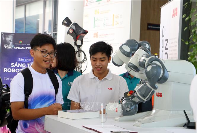 Học sinh trải nghiệm công nghệ Robotics, AI/IoT, MakerLab…trong khuôn khổ Ngày hội Công nghệ số năm 2025. Ảnh: Phúc Sơn – TTXVN.