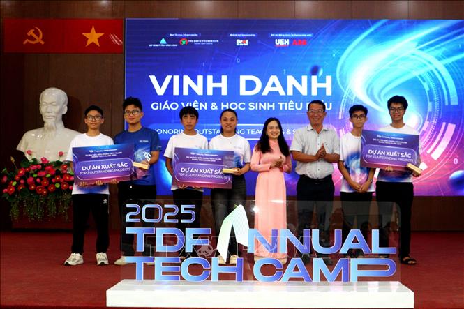 Ban tổ chức vinh danh 3 dự án xuất sắc trong khuôn khổ Ngày hội Công nghệ số năm 2025. Ảnh: Phúc Sơn – TTXVN