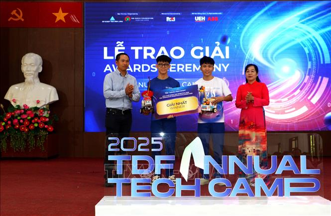 Ban tổ chức trao giải Nhất ở nội dung sân chơi “Sáng tạo Robotics” trong khuôn khổ Ngày hội Công nghệ số năm 2025. Ảnh:  Phúc Sơn – TTXVN.
