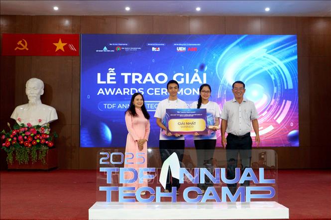 Ban tổ chức trao giải Nhất ở nội dung sân chơi “Thử thách ý tưởng sáng tạo ứng dụng AI” trong khuôn khổ Ngày hội Công nghệ số năm 2025. Ảnh: Phúc Sơn – TTXVN.