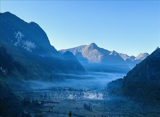  Màn sơn mờ ảo trong buổi sáng lạnh buốt ở xã Đồng Văn. Ảnh: Đức Thọ - TTXVN.