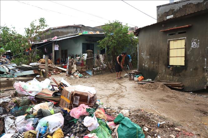 Tỉnh Đắk Lắk yêu cầu các địa phương, lực lượng khẩn trương xử lý môi trường sau lũ để sớm ổn định đời sống nhân dân. Ảnh: Tuấn Anh - TTXVN