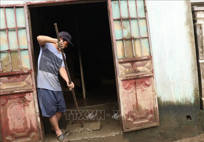 Người dân Đắk Lắk tập trung dọn dẹp nhà cửa sau trận mưa lũ lịch sử.  Ảnh: Tuấn Anh - TTXVN