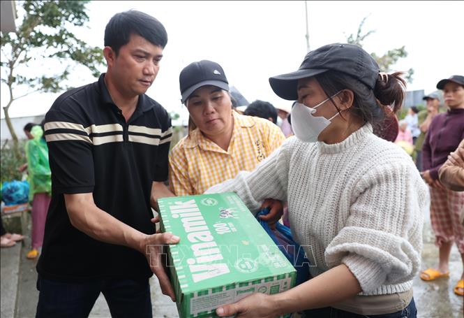 Hỗ trợ nhu yếu phẩm cho người dân nhằm sớm ổn định đời sống. Ảnh: Tuấn Anh - TTXVN