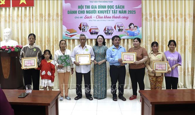 4 gia đình giành giải khuyến khích Hội thi đọc sách dành cho người khuyết tật. Ảnh: Hồng Nhung - TTXVN 