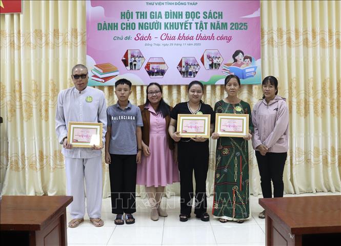 3 gia đình đoạt giải 3 Hội thi đọc sách dành cho người khuyết tật. Ảnh: Hồng Nhung - TTXVN 