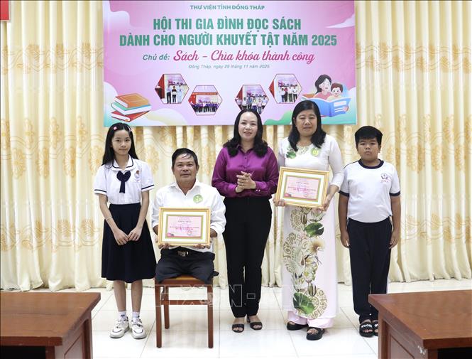 Ban tổ chức trao 2 giải Nhì cho thí sinh tham gia Hội thi đọc sách. Ảnh: Hồng Nhung - TTXVN  