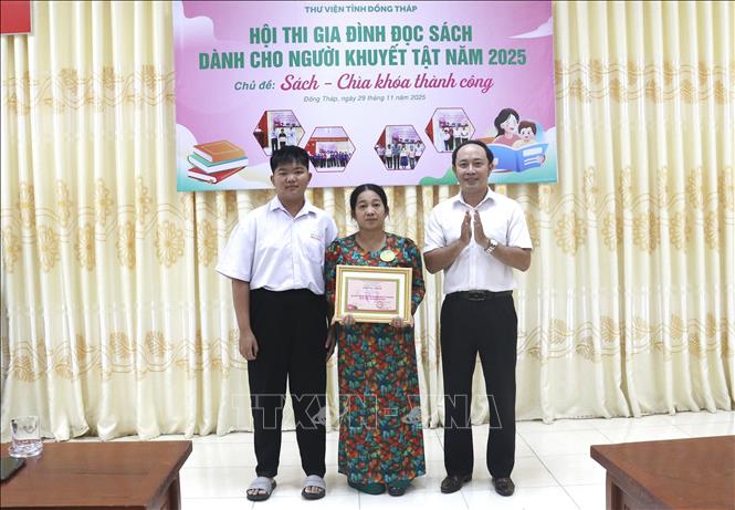 Gia đình chị Vương Thị Kim Trang giành giải Nhất Hội thi Gia đình đọc sách. Ảnh: Hồng Nhung - TTXVN  