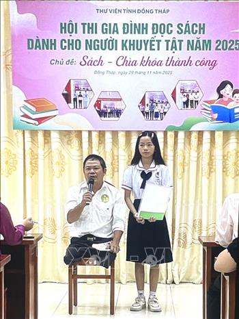 Gia đình thực hiện phần thi đọc sách và kể chuyện từ những cuốn sách đã đọc. Ảnh: Hồng Nhung - TTXVN 