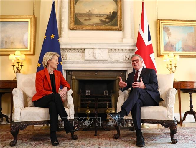 Thủ tướng Anh Keir Starmer (phải) trong cuộc gặp Chủ tịch Ủy ban châu Âu Ursula von der Leyen tại London. Ảnh: AA/TTXVN