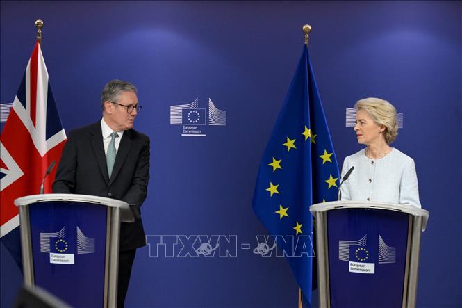 Thủ tướng Anh Keir Starmer (trái) và Chủ tịch Ủy ban châu Âu Ursula von der Leyen trong cuộc họp báo chung tại Brussels (Bỉ). Ảnh: PA/TTXVN 