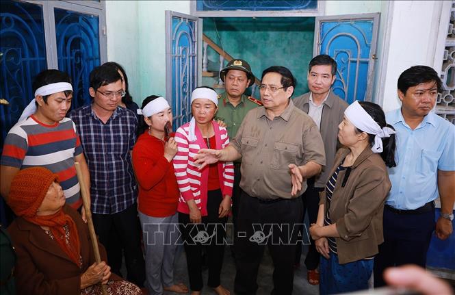 Thủ tướng Phạm Minh Chính thăm, động viên hộ gia đình bị thiệt hại nặng nề do mưa lũ tại thôn Phú Hữu, xã Hòa Thịnh. Ảnh: Dương Giang-TTXVN 
