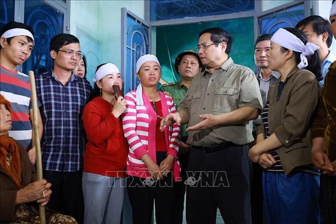 Thủ tướng Phạm Minh Chính thăm, động viên hộ gia đình bị thiệt hại nặng nề do mưa lũ tại thôn Phú Hữu, xã Hòa Thịnh. Ảnh: Dương Giang-TTXVN 
