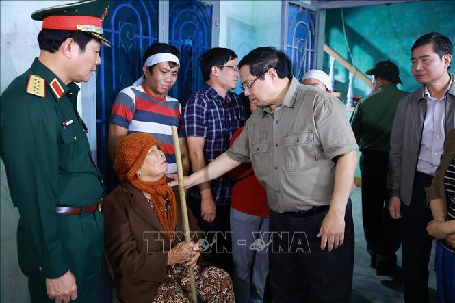 Thủ tướng Phạm Minh Chính thăm, động viên hộ gia đình bị thiệt hại nặng nề do mưa lũ tại thôn Phú Hữu, xã Hòa Thịnh. Ảnh: Dương Giang-TTXVN 
