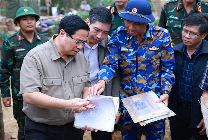 Thủ tướng Phạm Minh Chính thăm hộ gia đình có nhà bị sập hoàn toàn tại thôn Phú Hữu, xã Hòa Thịnh. Ảnh: Dương Giang-TTXVN 
