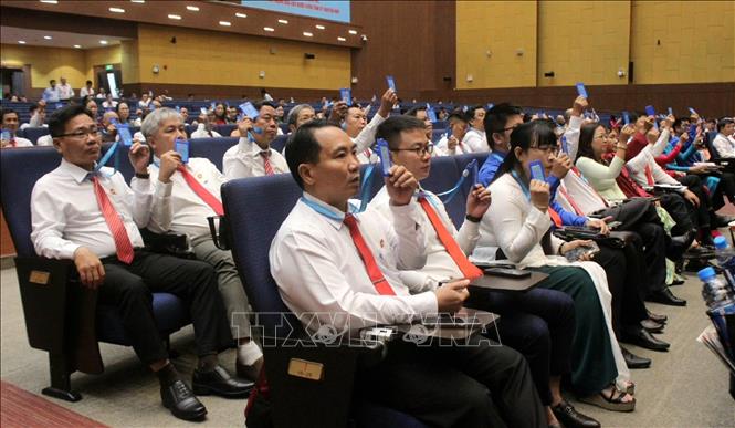 Các đại biểu tham dự Đại hội biểu quyết thông qua chương trình đại hội. Ảnh: Huyền Trang - TTXVN