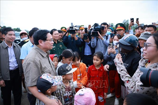 Thủ tướng Phạm Minh Chính thăm, động viên nhân dân vùng ảnh hưởng nặng nề của mưa lũ xã Hòa Thịnh. Ảnh: Dương Giang-TTXVN

