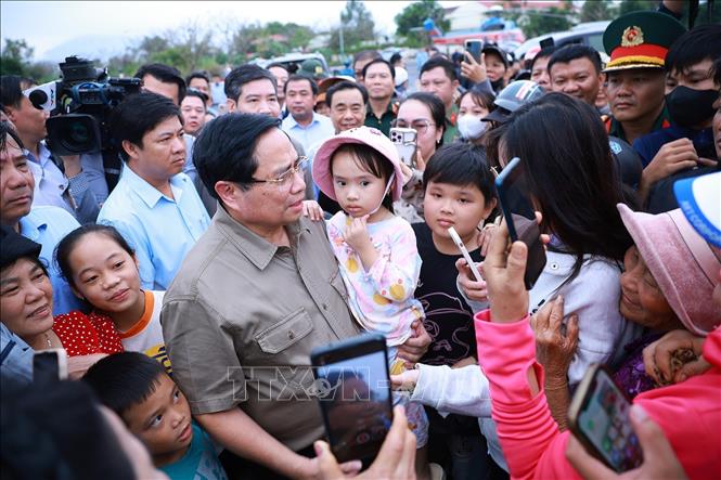 Thủ tướng Phạm Minh Chính thăm, động viên nhân dân vùng ảnh hưởng nặng nề của mưa lũ xã Hòa Thịnh. Ảnh: Dương Giang-TTXVN
