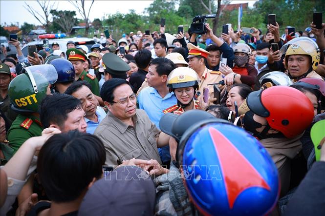 Thủ tướng Phạm Minh Chính thăm, động viên nhân dân vùng ảnh hưởng nặng nề của mưa lũ xã Hòa Thịnh. Ảnh: Dương Giang-TTXVN
