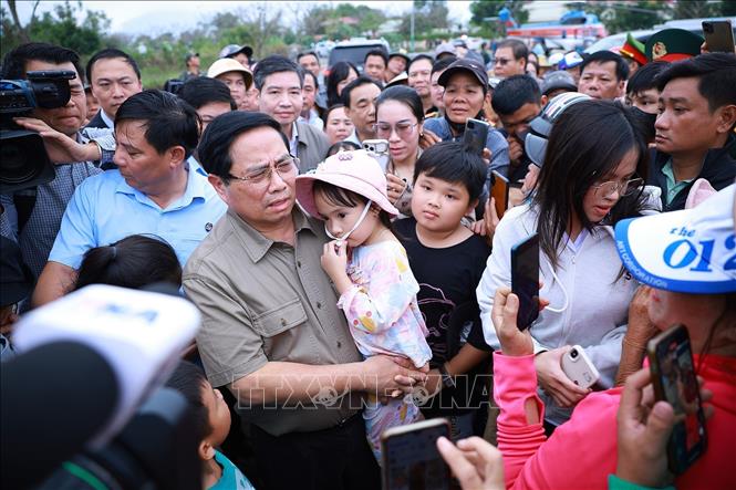 Thủ tướng Phạm Minh Chính thăm, động viên nhân dân vùng ảnh hưởng nặng nề của mưa lũ xã Hòa Thịnh. Ảnh: Dương Giang-TTXVN
