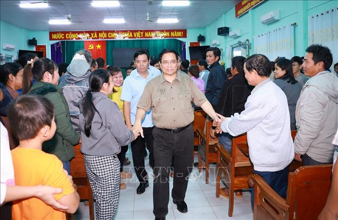 Thủ tướng Phạm Minh Chính với nhân dân thôn Phú Hữu, xã Hòa Thịnh. Ảnh: Dương Giang-TTXVN 
