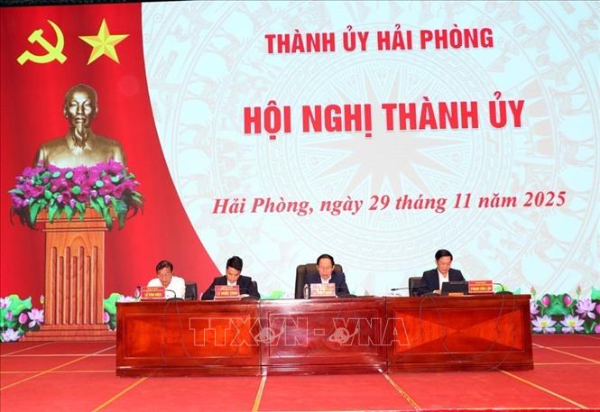 Thường trực Thành ủy Hải Phòng chủ trì hội nghị. Ảnh: Mạnh Minh - TTXVN