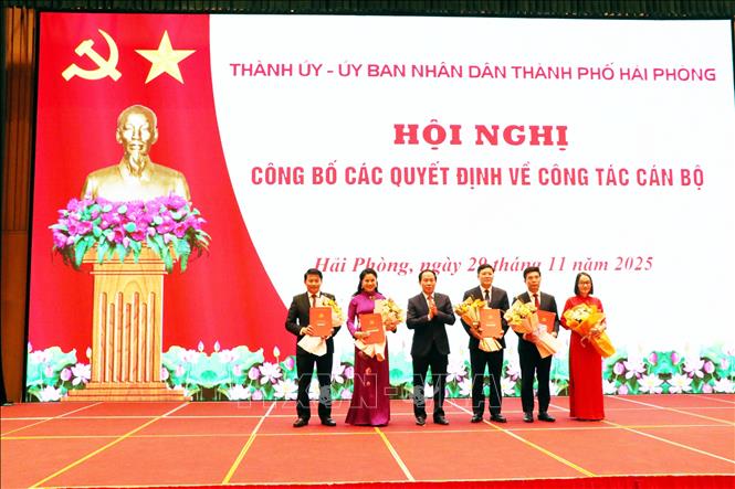 Bí thư THành ủy Hải Phòng Lê Tiến Châu trao quyết định và tặng hoa chúc mừng các cán bộ được điều động, luân chuyển. Ảnh: Mạnh Tú - TTXVN
