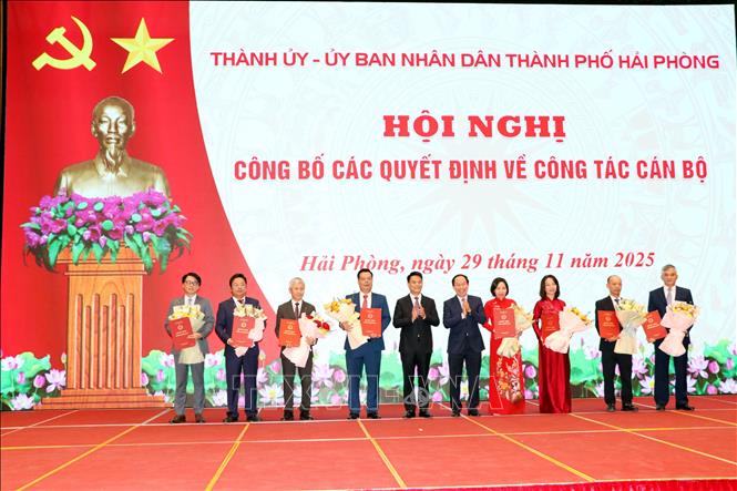  Bí thư Thành ủy Hải Phòng Lê Tiến Châu và Chủ tịch UBND thành phố Lê Ngọc Châu trao quyết định và tặng hoa chúc mừng các cán bộ được điều động, luân chuyển. Ảnh: Mạnh Tú - TTXVN