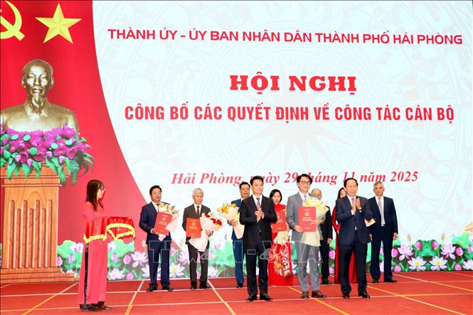 Bí thư Thành ủy Hải Phòng Lê Tiến Châu và Chủ tịch UBND thành phố Lê Ngọc Châu trao quyết định và tặng hoa chúc mừng tân giám đốc Sở Khoa học và Công nghệ. Ảnh: Mạnh Tú - TTXVN