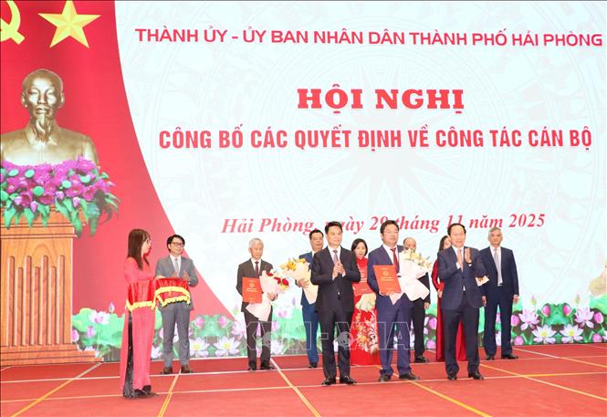  Bí thư Thành ủy Hải Phòng Lê Tiến Châu và Chủ tịch UBND thành phố Lê Ngọc Châu trao quyết định và tặng hoa chúc mừng tân giám đốc Sở Văn hóa, Thể thao và Du lịch. Ảnh: Mạnh Tú - TTXVN