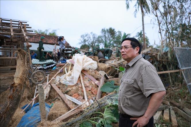 Thủ tướng Phạm Minh Chính thăm nhà người dân bị sập hoàn toàn do mưa lũ tại thôn Phú Hữu, xã Hòa Thịnh. Ảnh: Dương Giang-TTXVN