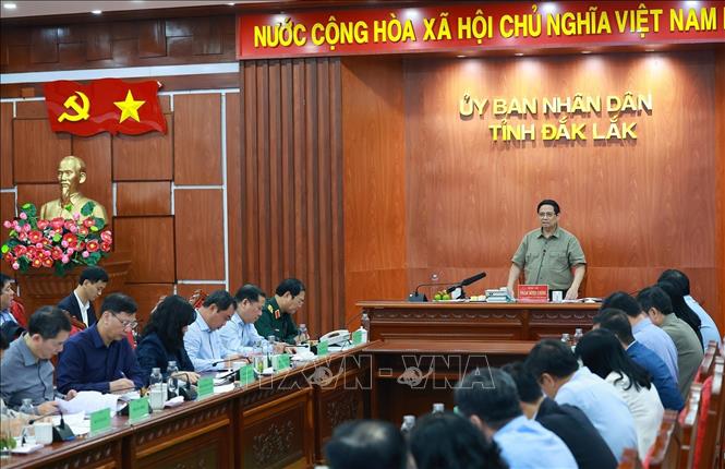 Thủ tướng Phạm Minh Chính làm việc với lãnh đạo các tỉnh: Đắk Lắk, Gia Lai, Khánh Hòa, Lâm Đồng để triển khai các biện pháp khắc phục hậu quả mưa lũ, ổn định đời sống nhân dân. Ảnh: Dương Giang-TTXVN