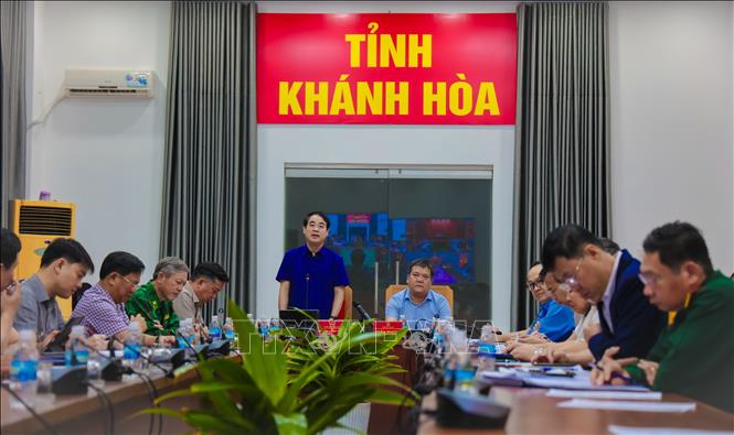 Bí thư tỉnh ủy Khánh Hòa, Nghiêm Xuân Thành báo cáo công tác khắc phục hậu quả mưa lũ.  Ảnh: Đặng Tuấn-TTXVN