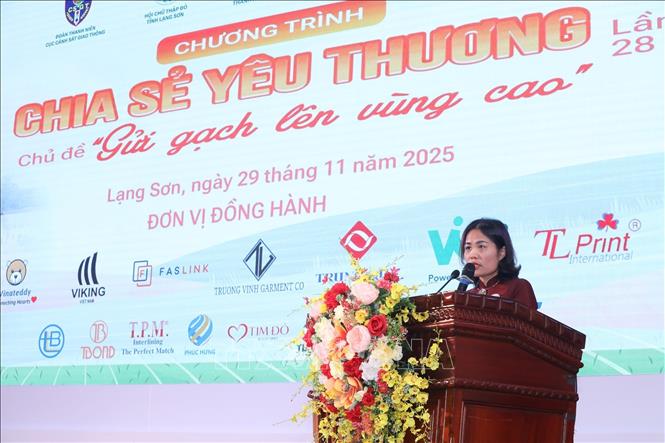 Phó Chủ tịch phụ trách Hội Chữ thập đỏ tỉnh Lạng Sơn Trần Thị Phương Trinh phát biểu khai mạc Chương trình “Chia sẻ yêu thương” chủ đề 