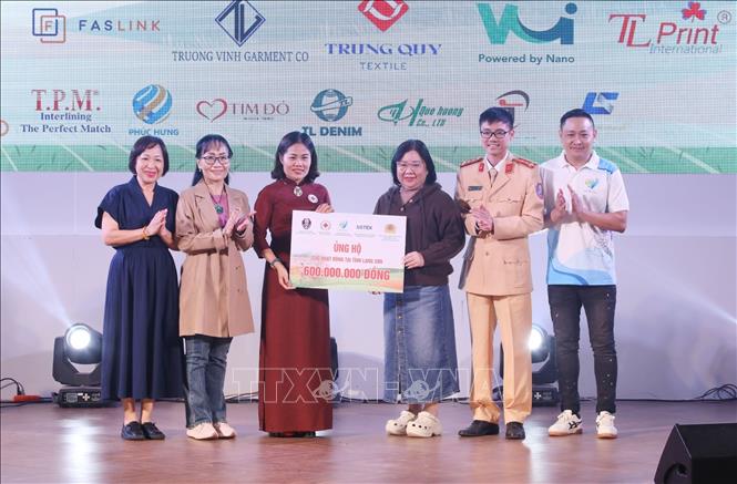 Phó Chủ tịch phụ trách Hội Chữ thập đỏ tỉnh Lạng Sơn Trần Thị Phương Trinh (bên trái) nhận ủng hộ gây quỹ 