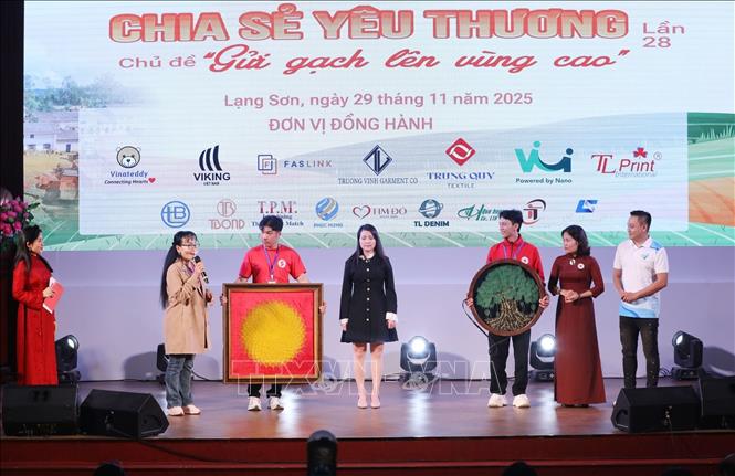 Đấu giá 2 bức tranh ủng hộ gây quỹ 