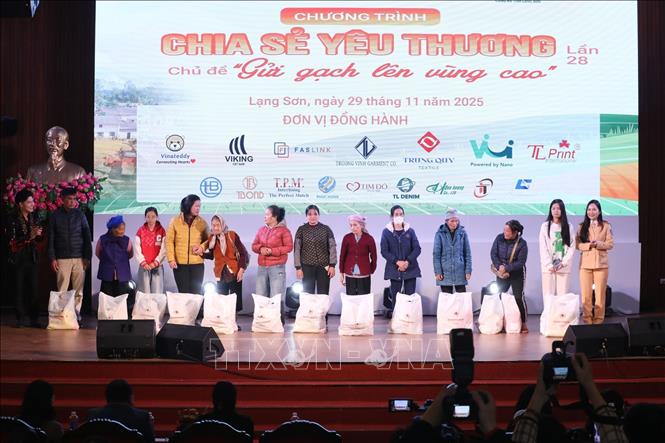 Ban tổ chức tặng quà cho 60 hộ gia đình có hoàn cảnh khó khăn của tỉnh Lạng Sơn tại Chương trình. Ảnh: Anh Tuấn – TTXVN