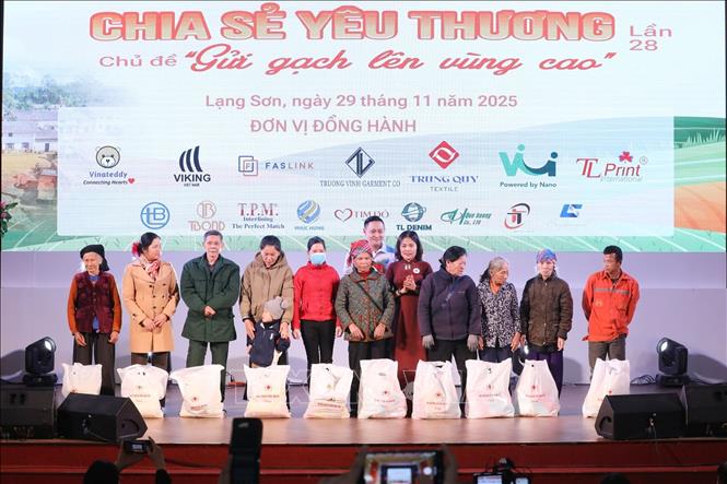 Ban tổ chức tặng quà cho 60 hộ gia đình có hoàn cảnh khó khăn của tỉnh Lạng Sơn tại Chương trình. Ảnh: Anh Tuấn – TTXVN