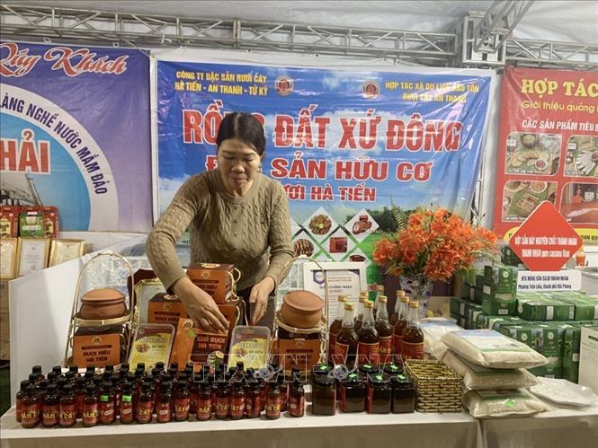 Các sản phẩm chế biến từ rươi, cáy là sản phẩm OCOP của xã Chí Minh, thành phố Hải Phòng. Ảnh: Mạnh Minh - TTXVN

