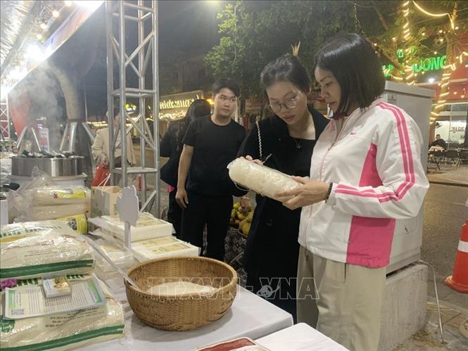 Người dân Hải Phòng tham quan, mua sắm sản phẩm. Ảnh: Mạnh Minh – TTXVN