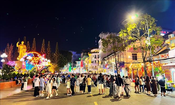 Hàng nghìn du khách tham gia tuyến phố đi bộ. Ảnh: Ánh Tuyết - TTXVN