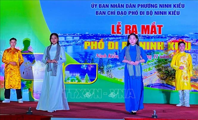 Trình diễn thời trang trên tuyến phố đi bộ. Ảnh: Ánh Tuyết - TTXVN