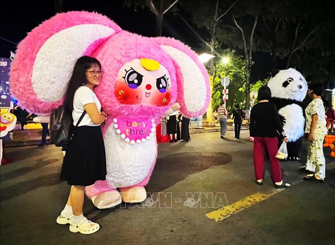 Khu vực check-in cùng thú bông khổng lồ thu hút nhiều bạn trẻ. Ảnh: Ánh Tuyết - TTXVN