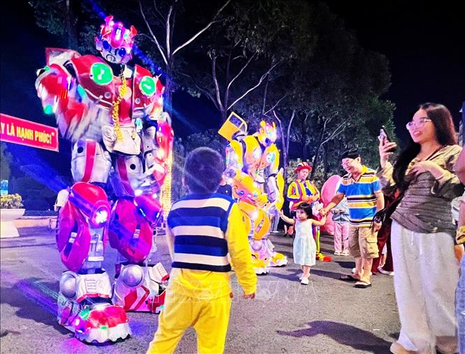 Khu vực giao lưu cùng mô hình robot thu hút các em nhỏ. Ảnh: Ánh Tuyết - TTXVN