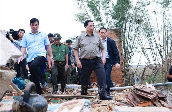 PM Pham Minh Chinh visits the flood-affected areas in Hoa Thinh commune, Dak Lak province. VNA Photo: Dương Giang