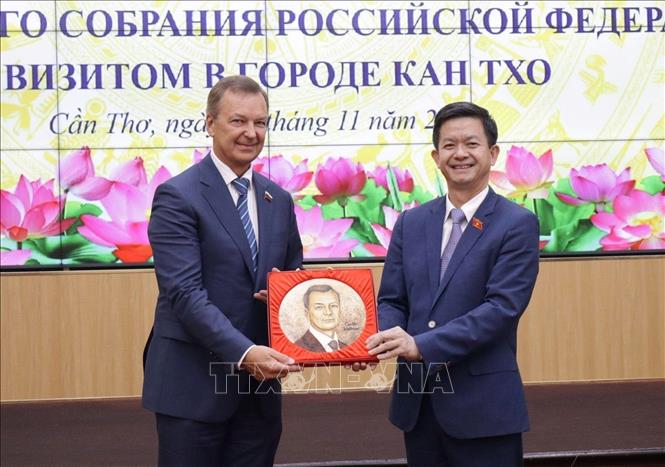 Bí thư Thành ủy Cân Thơ Lê Quang Tùng tặng quà lưu niệm cho ông Yatskin Andrey Vladimirovich, Phó Chủ tịch thứ nhất Hội đồng Liên bang Nga. Ảnh: Thanh Liêm - TTXVN