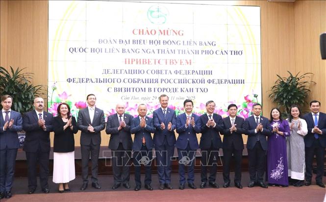 Các đại biểu chụp ảnh lưu niệm. Ảnh: Thanh Liêm - TTXVN