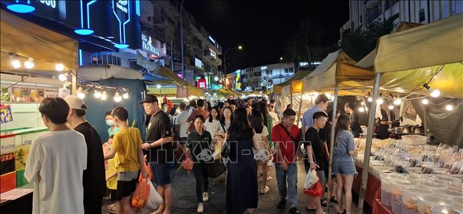Quang cảnh nhộn nhịp tại chợ đêm Taman Segar. Ảnh: Bùi Hoàn - TTXVN